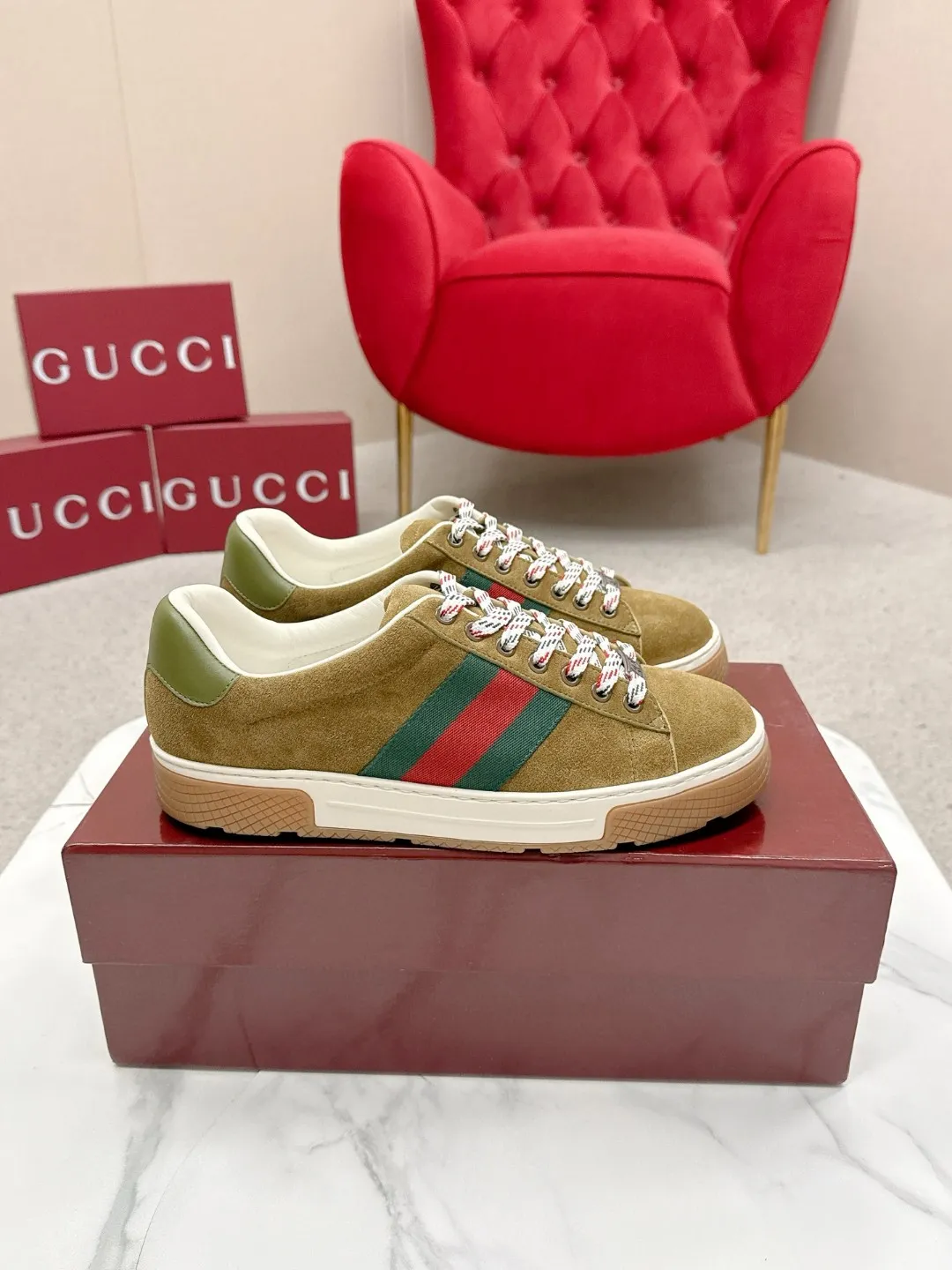 Factory price: 460💰Gucci Gucci's latest ACE series casual sports shoes, the same style as all the stars, classic brown canvas + leather stitching, the red and green stripes on the side are very recognizable. Perfect shoe last, perfect for daily casual wear, super beautiful and comfortable on the feet, a must-have for fashionistas 💯 ☑️Material: Original customized imported first-layer cowhide ☑️Inner lining: Customized imported cowhide ☑️Outsole: Original molded non-slip TPU sole ☑️Sole thickness: 2.5cm ☑️Size: Men's 38-44, customized 45